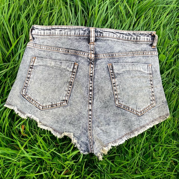 High-wasted Festival Shorts - Picture 2 of 8